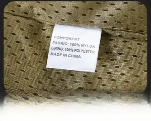 Dettaglio della fodera in rete traspirante e dell'etichetta del materiale del gilet da pesca
