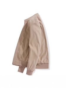 Khakifarbene Herren-Windjacke mit Stehkragen und Rippbündchen in der Seitenansicht
