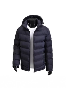 Piumino trapuntato blu navy da uomo con cappuccio e finitura opaca su manichino