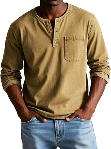 Detail eines senfgelben Henley-Shirts für Herren mit Knöpfen und einer Brusttasche