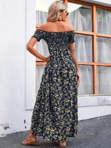 Macro-opname van de gesmockte achterkant van deze bohemien maxi-jurk met bloemen