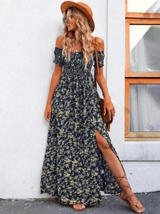 Detail van off-the-shoulder maxi-jurk met bloemenprint en een stijlvolle zijsplit