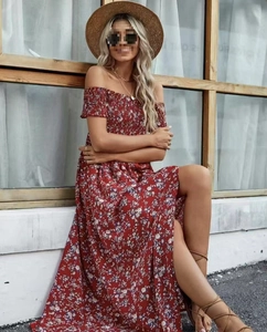 Detail van off-shoulder maxi-bloemenjurk met elastisch gerookt lijfje en zijsplit