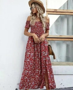 Detail van off-shoulder bloemen maxi-jurk met gesmokt lijfje en zijsplit in rood