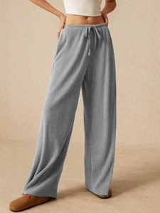 Dettaglio della trama in maglia a coste grigio medio sui pantaloni larghi donna