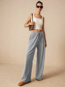 Dettaglio dei pantaloni larghi grigio chiaro da donna con coulisse e vita elasticizzata