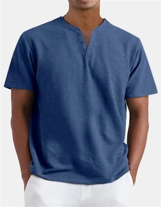 Dettaglio maglia Henley blu da uomo con scollo a V a bottoni e tessuto traspirante