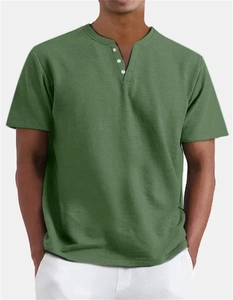 Dettaglio ravvicinato della camicia Henley verde oliva con scollo a V e bottoni bianchi chic
