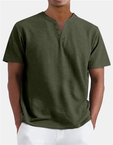 Dettaglio macro del tessuto a nido d'ape verde oliva della maglia Henley a maniche corte