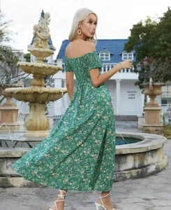 Groene boho maxi-jurk met bloemenprint, blote schouders en pofmouwen voor de zomer
