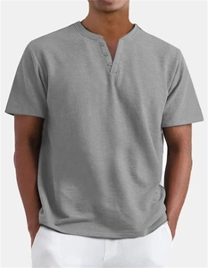 Dettaglio di una maglia Henley grigia da uomo con scollo a V e tre bottoni in tessuto cotone