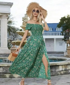 Detail van groene bloemen maxi-jurk met blote schouders en een hoge zijsplit