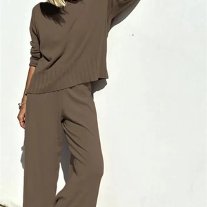 Relaxed brown knit set with long-sleeved top and wide-leg trousers for women