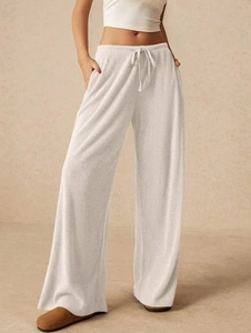 Dettaglio dei pantaloni larghi da donna con trama a coste e vita regolabile con coulisse
