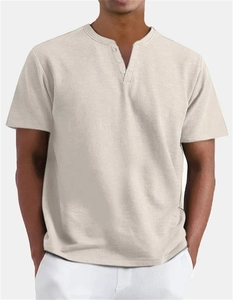 Dettaglio della maglia Henley beige da uomo con texture in cotone-lino e scollo a V a bottoni
