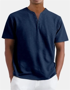 Dettaglio della maglia Henley blu navy con scollatura a V e tre bottoni classici sul davanti