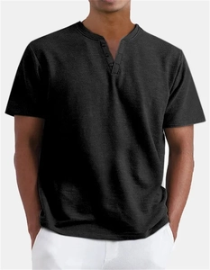 Primo piano di una maglia Henley nera in cotone con scollo a V e tre bottoni neri