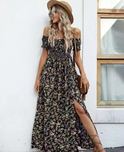 Detail van een bohemien bloemenjurk met hoge split en elegante pofmouwen voor dames