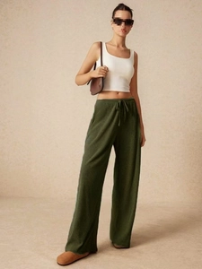 Dettaglio dei pantaloni larghi testurizzati verde militare con coulisse regolabile in vita