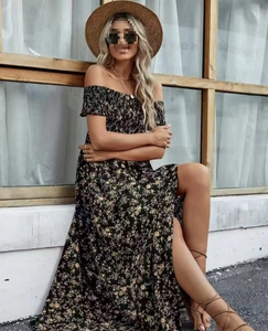 Detail van de hoge taille split en bloemenprint op een zomerse boho jurk