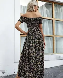 Detail van gesmokt off-shoulder lijfje op zwarte bloemen maxi-jurk voor dames in zomer
