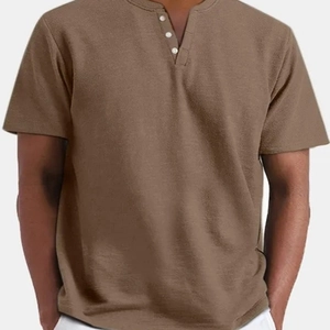 Camicia Henley da uomo a maniche corte in cotone marrone con bottoni bianchi e scollo a V