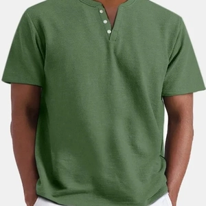 Maglia Henley da uomo verde oliva a maniche corte con scollo a V e bottoni in misto cotone
