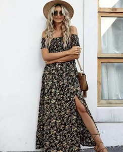 Detail van de off-shoulder bloemenjurk met elastische buste en een zijdelingse split