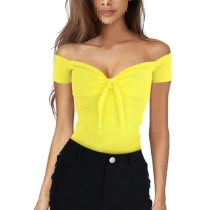 Camiseta amarilla para mujer con hombros descubiertos cuello en V y detalle de lazo frontal