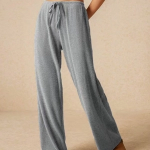 Pantaloni grigi a gamba larga da donna con coulisse in vita e tessuto a coste