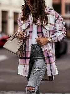 Detailaufnahme der rosa karierten Wolljacke mit Bernstein-Knöpfen und grauer Destroyed-Jeans