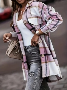Detailansicht der Damen-Hemdjacke mit rosa Karomuster, Brusttaschen und großen Rundknöpfen