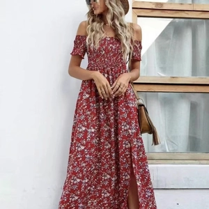 Boho maxi-jurk met bloemenprint, blote schouders en een gesmokte top met zijsplit