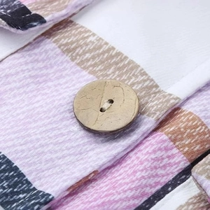 Karo-Wollmantel mit Holzknöpfen aus rosa-weiß kariertem Stoff mit Textur-Details
