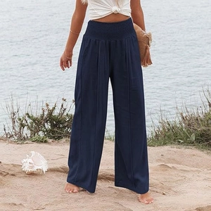 Détail du pantalon bleu marine à taille haute avec taille élastique froncée et plis verticaux