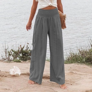 Détail du pantalon large à taille haute gris foncé avec ceinture élastique plissée