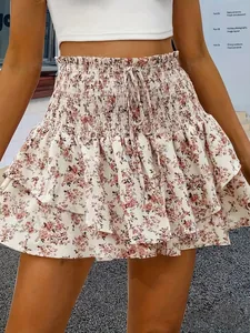 Detail van gesmokte hoge taille met trekkoord en ruches op de bloemenshorts