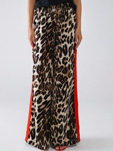 Detail der Leoparden-Wide-Leg-Hose mit roten Seitenstreifen und Kordelzug am Bund