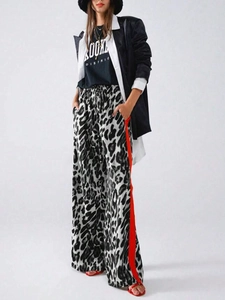 Detail der Leopard-Hose mit weitem Bein, hoher Taille und roten Seitenstreifen