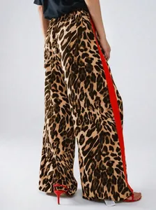 Detail der Leoparden-Hose mit weitem Bein, roten Seitenstreifen und elastischem Bund
