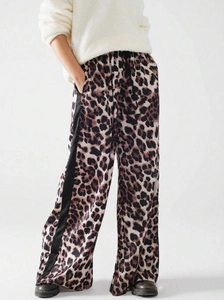 Leopard-Hose mit weitem Bein, Seitenstreifen und seidiger Satin-Textur im Detail