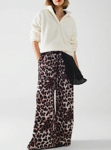 Detailansicht der High-Waist-Hose mit Leopardenmuster und hochwertigem drapiertem Stoff