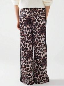 Detaillierte Rückansicht des glatten Falls und Leopardenmusters dieser hoch taillierten Hose