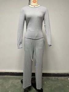 Dettaglio del set da relax in maglia grigia con increspatura laterale e coulisse bianca
