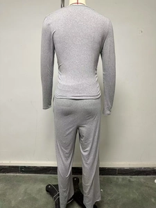 Vista posteriore di set grigio con top a maniche lunghe e pantaloni a gamba larga alta