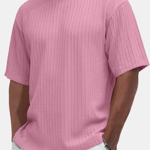 T-shirt rose pour hommes avec texture en tricot torsadé et col rond décontracté