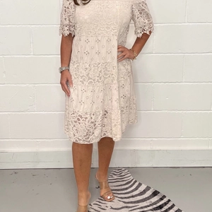 Elegantes schulterfreies beiges Spitzenkleid mit kurzen Ärmeln und floralem Lochmuster