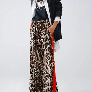 Damen Leopard-Hose mit weitem Bein, roten Seitenstreifen und elastischem Kordelzug am Bund