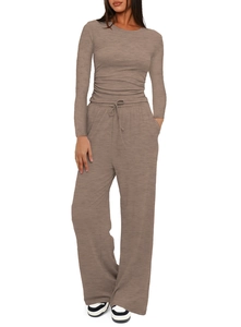 Dettaglio del tessuto in maglia taupe del set maglia a maniche lunghe e pantaloni larghi