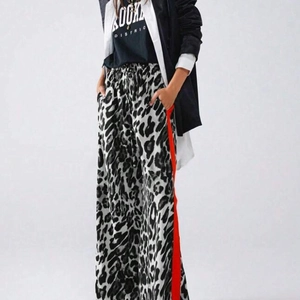 Damen-Leopardenhose mit weitem Bein, roten Seitenstreifen und praktischem Kordelzug